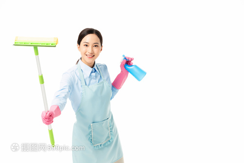 家政服务中的女性力量 专业与细致的玻璃清洁